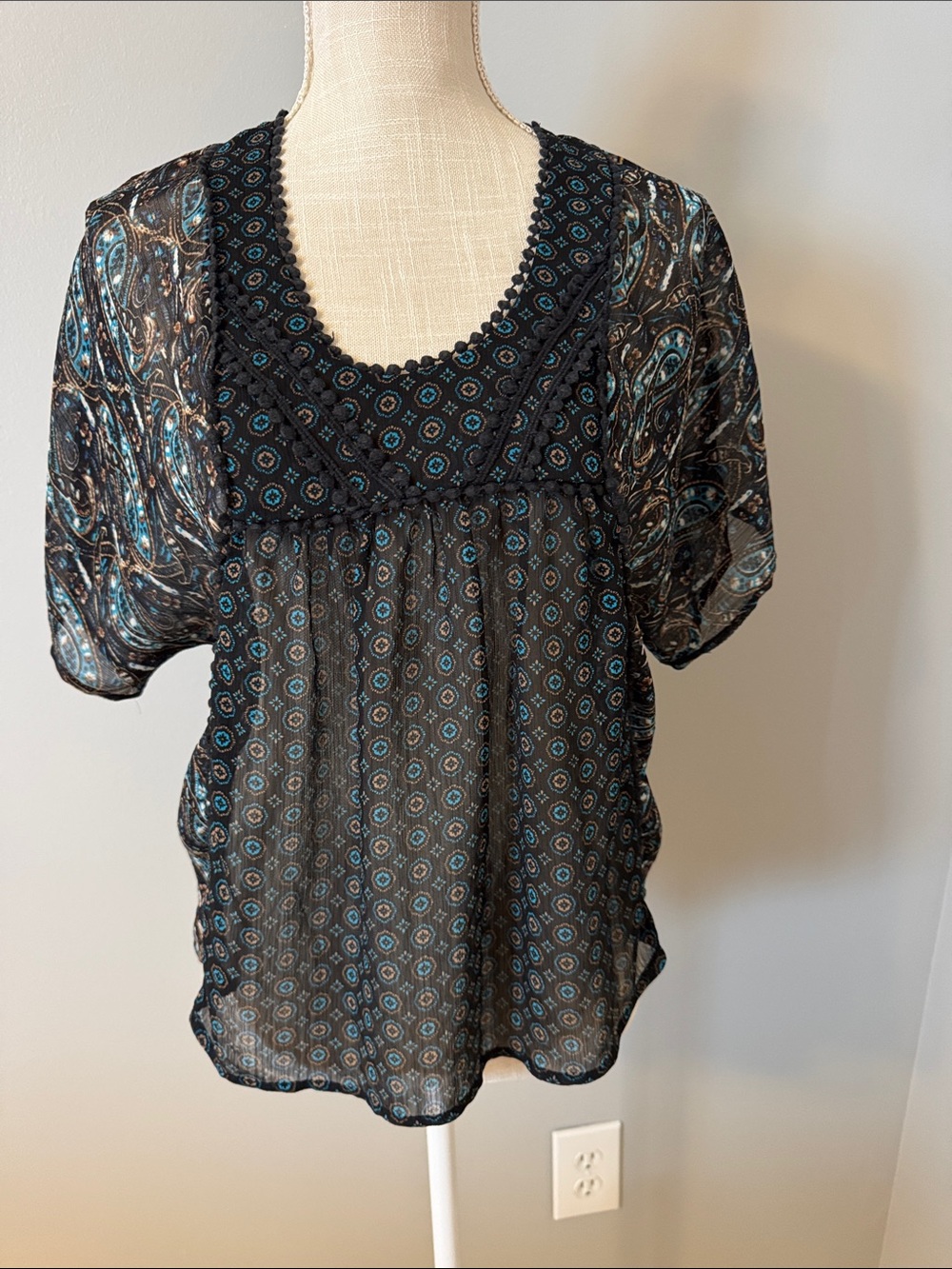 Xhilaration Black and Teal Printed Scoop-Neck Blouse